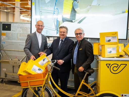 Vorschau Bild von von links: Toni Faber, Dompfarrer zu Wien, Michael
Ludwig, Bürgermeister der Stadt Wien, und Georg Pölzl,
Generaldirektor, Österreichische Post AG