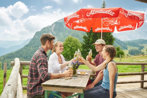 Vorschau Bild von Almdudler präsentiert neuen Werbespot: Almauftrieb mit Almdudle