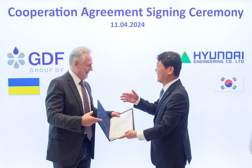  Handshake anlässlich der Unterzeichnung eines
Kooperationsabkommens mit Dmytro Firtash (Chairman, Group DF
International, links) und Hyeon-Sung Hong (CEO, Hyundai Engineering
Co, rechts) unterzeichnet