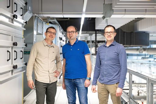  Sixtus Kober, Manfred Kinzl und Daniel Mayr
(v.l.n.r.) sind Teil des Projektteams zum Thema Energiesparmaßnahmen
bei W&H.