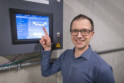 Vorschau Bild von Daniel Mayr vor der Steuerung der
Druckluftkompressoren.