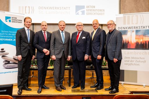  v.l.n.r.: Dr. Helwig Aubauer,
Industriellenvereinigung, Bereichsleiter Arbeit, Soziales,
Gesundheit; Univ.-Prof. Dr. Holger Bonin, Direktor des Instituts für
Höhere Studien; DI Georg Feith, Obmann Aktion
Generationengerechtigkeit; Prof. Dr. Johannes M. Martinek, Präsident
der Gesellschaft für Zukunftssicherung und Altersvorsorge –
Denkwerkstatt St. Lambrecht; Univ.-Prof. Dr. Wolfgang Mazal,
Universität Wien; Hon.-Prof. Dr. Walter Pöltner, ehem. Vorsitzende
der Alterssicherungskommission