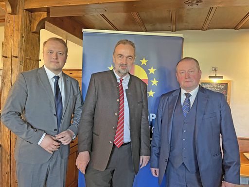(v.l.n.r.) Vizepräsident Stefan Haböck, Ehrenpräsident Karl von
Habsburg, Präsident Rainhard Kloucek.