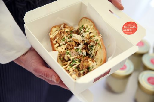 Experimentelle Gerichte werden als Street Food an
Ständen im Innenhof von Schloss Rothschild verkauft.