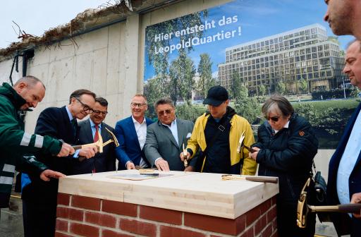 Vorschau Bild von Zeitkapsel wurden von allen Beteiligten eingemauert.