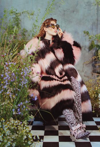 Vorschau Bild von Look aus der Kollektion Midnight Vertigo
(Abschluss-Kollektion an der Royal Academy of Fine Arts Antwerp),
2020 Rosa und schwarzer Kunstpelzmantel, darunter Catsuit aus Lycra,
Schuhe aus Leder