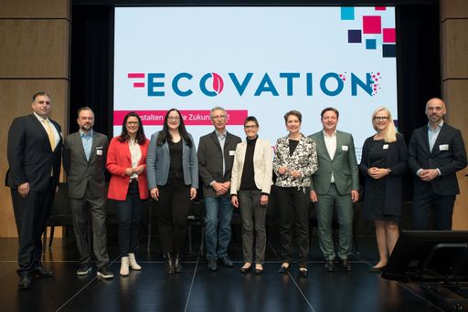 Gruppenfoto Personen v.l.n.r.: Stefan Maier (IÖB),
Martin Ledolter (BBG), Sara Schaar (Land Kärnten), Sarah Katholnig
(Stadt Villach), Andreas Tschulik (BMK), Christina Knahr (BMAW),
Sabine Herlitschka (Infineon Technologies Austria AG), Günther Albel
(Stadt Villach), Andrea Stossfellner (BBG), Gerhard Weiner (naBe)