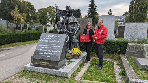 Jugend Eine Welt-Mitarbeiterin Nina Hollinger und
GF Reinhard Heiserer mit frischen Blumen am besonderen
Erinnerungsort am Friedhof Wien-Hietzing