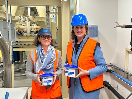  Frau Mag. Ingrid Janker, Geschäftsführerin der Knauf GmbH, und
die steirische Wirtschaftslandesrätin Frau MMag. Barabara
Eibinger-Miedl, eröffneten die neue Produktionsanlage für pastöse
Spachtelmassen.