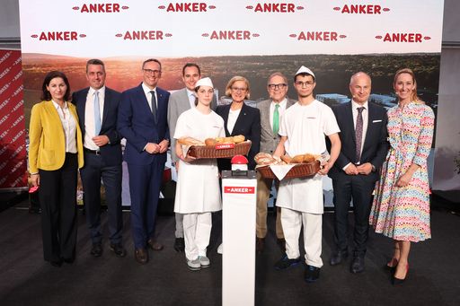 Vorschau Bild von Die neue Großbäckerei von Ankerbrot ist eröffnet –
v.l.n.r. Austro Holding Vorstand Kerstin Gelbmann, Johannes
Ruisz/Geschäftsführer Produktion & Supply Chain Ankerbrot,
Klubobmann im NÖ Landtag Jochen Danninger, Bürgermeister Manuel
Zusag, Landeshauptfrau Johanna Mikl-Leitner, Dr. Erhard F.
Grossnigg/Gründer und Eigentümer der Ankerbrot Muttergesellschaft
Austro Holding, Walter Karger/Geschäftsführer Ankerbrot Holding und
die Moderatorin des Abends Kati Bellowitsch