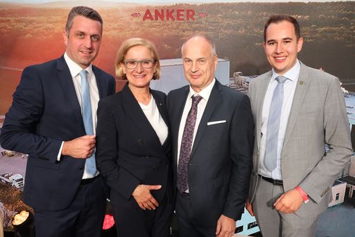 Vorschau Bild von Beim Festakt zur Eröffnung der neuen Ankerbrot
Großbäckerei in Lichtenwörth – v.l.n.r. Johannes
Ruisz/Geschäftsführer Produktion & Supply Chain Ankerbrot,
Landeshauptfrau Johanna Mikl-Leitner, Walter Karger/Geschäftsführer
Ankerbrot Holding, Manuel Zusag/Bürgermeister von Lichtenwörth