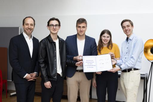 Gruppenfoto der Schüler:innenvertretung und des
Vorstandes der Stiftung für Wirtschaftsbildung mit der
unterschriebenen Stellungnahme.