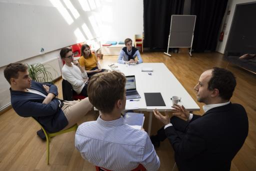 Vorschau Bild von Diskussion unter Schülervertreter:innen und der
Stiftung für Wirtschafsbildung beim runden Tisch über die
Stellungnahme