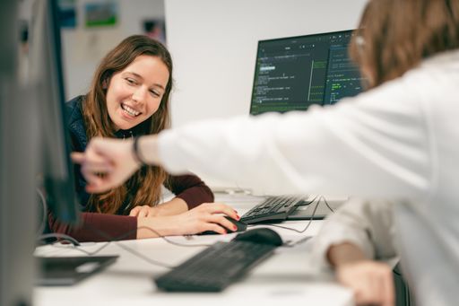  Der Zugang von 42 Vienna, der auf kollaboratives
Peer-to-Peer Lernen setzt, bietet eine attraktive Alternative für
jene, die sich im traditionellen Bildungssystem nicht abgeholt
fühlen.