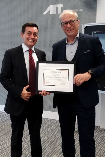 Vorschau Bild von Mauro Medico (UNOCT) bedankt sich bei Helmut
Leopold (AIT) für die hervorragende Partnerschaft und
Zusammenarbeit.
