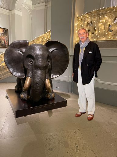  Der Künstler Gottfried Kumpf mit der von ihm
geschaffenen Bronze-Skulptur Elefant im Palais Dorotheum (c) Guni
Kumpf
