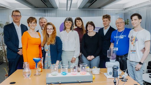 Vorschau Bild von QUEER*IN TECH Projektteam - v.l.n.r.: Marco Porak, Astrid G.
Weinwurm-Wilhelm, Christian Steinmetz, Katharina Moser-Cziczatka,
Mariella Müller, Louisa Holub, Ute Koch, Stefan Jakubek, Peter
Weinberger, Julian Pöschl