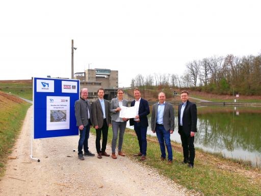  Dipl.-Ing. Mareike Bodsch, Amtsleiterin des
Wasserstraßen-Neubauamts Aschaffenburg, überreichte den Vertretern
der Arbeitsgemeinschaft die Auftragsunterlagen. V.l.n.r.:
Paul-Marcus Schäfer, Generaldirektion Wasserstraßen und Schifffahrt;
Andreas Beier und Mareike Bodsch, Wasserstraßen-Neubauamt
Aschaffenburg; Jens Reh, Ed. Züblin AG; Hans-Jörg Krauter, Züblin
Spezialtiefbau GmbH und Sebastian Ostermaier, BAUER Spezialtiefbau
GmbH. / Weiterer Text über ots und www.presseportal.de/nr/62059 /
Die Verwendung dieses Bildes für redaktionelle Zwecke ist unter
Beachtung aller mitgeteilten Nutzungsbedingungen zulässig und dann
auch honorarfrei. Veröffentlichung ausschließlich mit
Bildrechte-Hinweis.