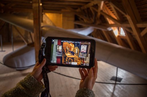  Emotionaler Rundgang durch Schloss Colditz mit dem "HistoPad",
einem interaktiven Tablet-Guide: Blick auf den Dachboden mit dem von
Kriegsgefangenen selbstgebauten Segelflugzeug "Colditz Glider". Mit
diesem Flugobjekt sollte ein spektakulärer Fluchtversuch gestartet
werden. Doch bevor es eingesetzt wurde, endete der Zweite Weltkrieg.
/ Weiterer Text über ots und www.presseportal.de/nr/70361 / Die
Verwendung dieses Bildes für redaktionelle Zwecke ist unter
Beachtung aller mitgeteilten Nutzungsbedingungen zulässig und dann
auch honorarfrei. Veröffentlichung ausschließlich mit
Bildrechte-Hinweis.