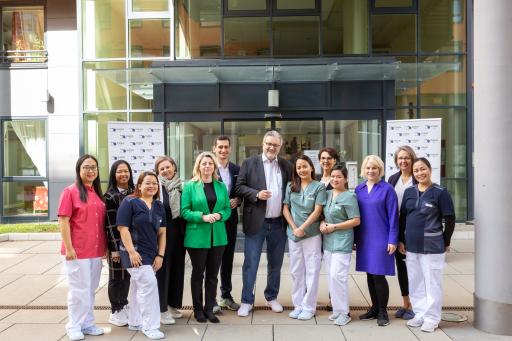 Vorschau Bild von Philippinische Pflegekräfte mit Peter Hacker vor
dem Pflegewohnhaus Casa Kagran