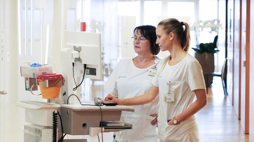  Franziska Bissig, left, and Sarina Müller making patient rounds
on a post-surgery ward at Lucerne Cantonal Hospital. / Weiterer Text
über ots und www.presseportal.ch/de/nr/100002918 / Die Verwendung
dieses Bildes für redaktionelle Zwecke ist unter Beachtung aller
mitgeteilten Nutzungsbedingungen zulässig und dann auch honorarfrei.
Veröffentlichung ausschließlich mit Bildrechte-Hinweis.