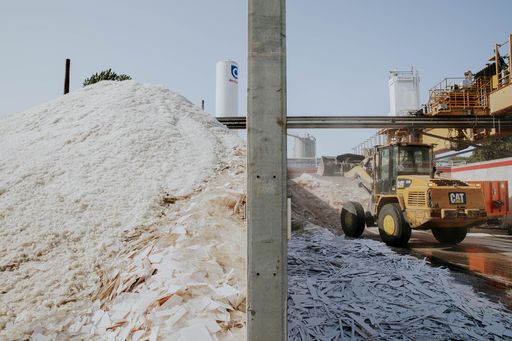 Vorschau Bild von Der interne Wertstoffkreislauf ist bei SCHOTT bereits sehr gut
ausgeprägt. Über 90 Prozent der anfallenden Glasscherben gehen
wieder in die Glasschmelze. Foto: SCHOTT / Weiterer Text über ots
und www.presseportal.de/nr/23114 / Die Verwendung dieses Bildes für
redaktionelle Zwecke ist unter Beachtung aller mitgeteilten
Nutzungsbedingungen zulässig und dann auch honorarfrei.
Veröffentlichung ausschließlich mit Bildrechte-Hinweis.