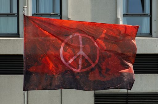 Vorschau Bild von Grazia Toderi, Red Flags (flag 2), 2024, raising
flags, museum in progress, Flagge