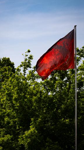 Vorschau Bild von Grazia Toderi, Red Flags (flag 3), 2024, raising
flags, museum in progress, Flagge
