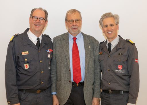 Vorschau Bild von (vlnr): Der bisherige Kommandant des Malteser
Hospitaldienstes Austria, Niklas Salm-Reifferscheidt-Raitz, mit dem
Großprior des Malteserordens in Österreich, Fra‘ Gottfried
Kühnelt-Leddihn und dem neuen Kommandanten, Johann-Philipp
Spiegelfeld.