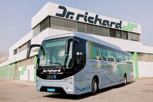 Dr. Richard testet einen der ersten elektrischen
Reisebusse in ganz Europa.