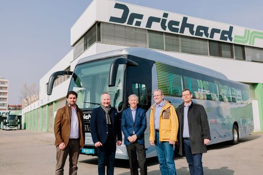 Vorschau Bild von v.l.n.r. Andreas Bauer (technischer Leiter Dr.
Richard Gruppe), Daniel Fräde (Director Sales, Marketing & After
Sales – JBM Europe), Dr. Ludwig Richard (Geschäftsführer Dr. Richard
Gruppe), Matthias John (Chief Technology Officer – JBM Europe),
Lukas Hackl (Geschäftsführer Dr. Richard Gruppe).