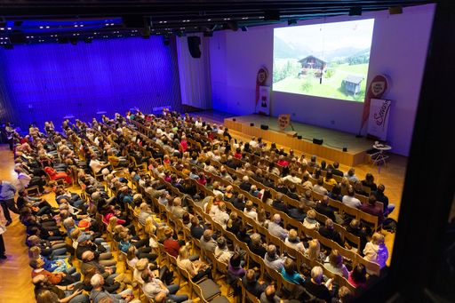  400 Besucher kamen in das Congress Centrum Alpbach,
um den Film "Das Alpbachtal - Alles zu seiner Zeit" zu sehen.