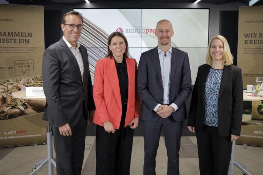 Austropapier Präsident Martin Zahlbruckner,
Austropapier-Geschäftsführerin Sigrid Eckhardt,
Austropapier-Nachhaltigkeitssprecher Sebastian Heinzel und AIT
Senior Research Engineer Veronika Wilk im Rahmen der
Jahrespressekonferenz der österreichischen Papierindustrie.