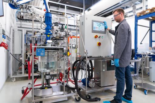 Vorschau Bild von Im Labor des Fraunhofer IKTS wird an Methoden zur
Rückgewinnung von Lithiumcarbonat geforscht.