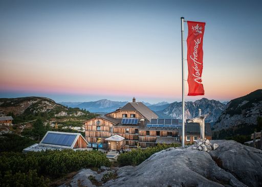 Das Wiesberghaus ist dank intensiver
Renovierungsarbeiten in den letzten Jahren eine der komfortabelsten
Hütten am Dachsteinplateau und auch in Punkto Nachhaltigkeit ganz
vorne mit dabei.
