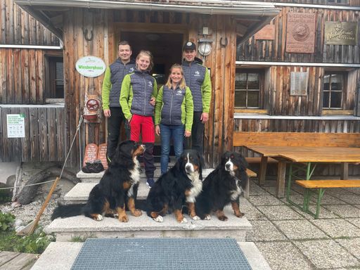 Vorschau Bild von „Diese Auszeichnung macht uns stolz“, freut sich
Hüttenwirtin Teresa Kritzinger. „Wir sind sehr dankbar für alle
Investitionen der Naturfreunde in den letzten Jahren, die uns die
Arbeit auf der Hütte erleichtern.“