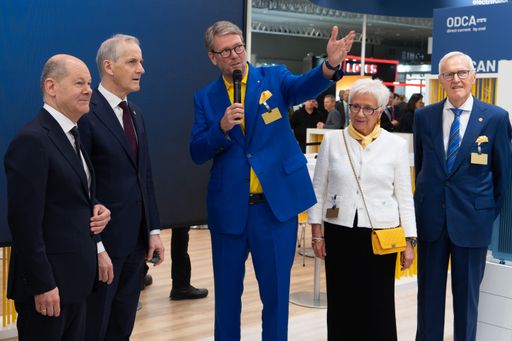 Philip Harting, CEO der HARTING Technologiegruppe, präsentiert
gemeinsam mit den Seniorchefs Margrit und Dietmar Harting, dem
Bundeskanzler Olaf Scholz und dem norwegischen Ministerpräsidenten
Jonas Gahr Støre Produkte für die All Electric Society. / Weiterer
Text über ots und www.presseportal.de/nr/120318 / Die Verwendung
dieses Bildes für redaktionelle Zwecke ist unter Beachtung aller
mitgeteilten Nutzungsbedingungen zulässig und dann auch honorarfrei.
Veröffentlichung ausschließlich mit Bildrechte-Hinweis.