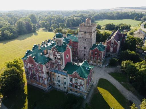  Das Elektronische Musikfestival kehrt vom 2. bis 4. August 2024
an den atemberaubenden Veranstaltungsort vor dem Schloss Prugg in
Bruck a.d. Leitha zurück.