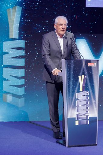 Vorschau Bild von Fachgruppenobmann Michael Pisecky bei der Eröffnungsrede der
IMMY-Award-Verleihung 2023