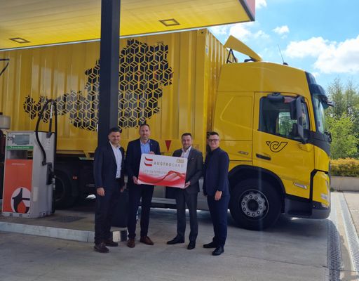 v. l. Stephan Woschitz (Geschäftsführer Austrocard), Thomas
Fellner, Leitung Transportlogistik National, Österreichische Post
AG, Piotr Guział, CEO ORLEN Austria, Matthias Nash, Sales Director
Austrocard
