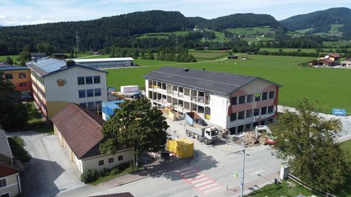 Die Volksschule Adnet, eine Sanierung und Erweiterung, wird mit
CEM II/C und Recyclingbeton errichtet.