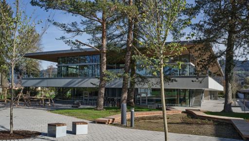 Vorschau Bild von Bei der Volksschule Anif setzte der Bauträger Salzburg Wohnbau
erstmals Recyclingbeton und den klinkerreduzierten Zement CEM II/C
ein.
