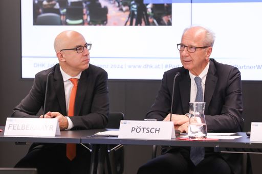 Prof. Gabriel Felbermayr (Wifo-Direktor) und Hans
Dieter Pötsch (DHK Präsident) bei der DHK Jahrespressekonferenz
2024f in Wien
