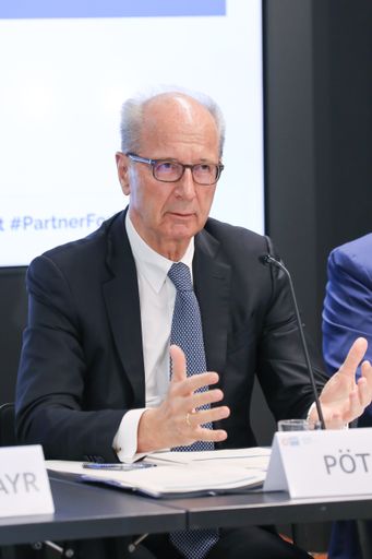 Vorschau Bild von DHK Präsident Hans Dieter Pötsch bei der DHK
Jahrespressekonferenz 2024 in Wien