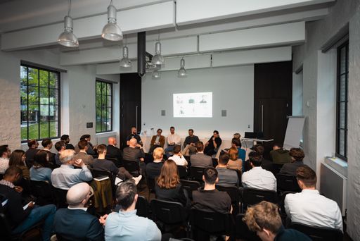 Vorschau Bild von Teilnehmer bei der one2zero Podiumsdiskussion
"Wirtschaftlichkeit dank Energiewende"