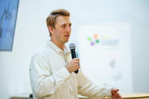 Vorschau Bild von "Das größte Risiko, das wir jetzt eingehen können,
ist, nichts zu tun." Julians Schütter hält die Keynote