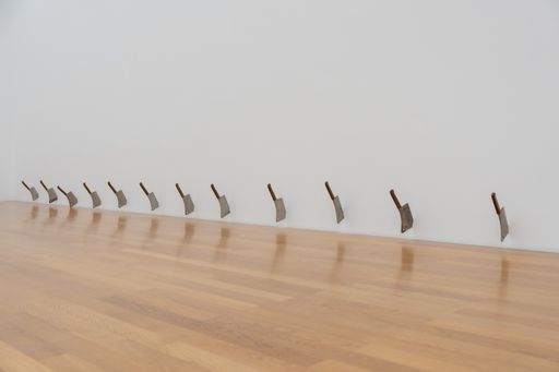 Barry Le Va Cleaved Wall, 1969/1970 Fleischerbeile, 12-teilig, je
44 x 17 x 2,5 cm, Gesamtlänge: ca. 10 m Museum für Moderne Kunst,
Frankfurt am Main / Ehemalige Sammlung Rolf Ricke im Museum für
Moderne Kunst, Frankfurt am Main, Kunstmuseum Liechtenstein, Vaduz
und Kunstmuseum St. Gallen Installationsansicht Kunstmuseum
Liechtenstein © Estate of Barry Le Va, David Nolan Gallery, New York
/ Weiterer Text über ots und www.presseportal.ch/de/nr/100052612 /
Die Verwendung dieses Bildes für redaktionelle Zwecke ist unter
Beachtung aller mitgeteilten Nutzungsbedingungen zulässig und dann
auch honorarfrei. Veröffentlichung ausschließlich mit
Bildrechte-Hinweis.