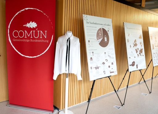 Vorschau Bild von Die Ausstellung "Waldstoff" der Stiftung COMÚN
wurde feierlich eröffnet und ist nun unter www.waldstoff.at
abrufbar.