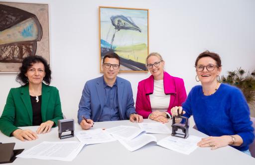  v.l.n.r.: Univ.-Prof.in Dr.in Alberta Bonanni (JKU-
Vizerektorin für Forschung und Internationales), DI Dr. Thomas
Buchegger (Standortleiter SAL Linz), Mag.a Dr.in Christina Hirschl
(Geschäftsführerin SAL) und Mag.a Christiane Tusek (JKU-
Vizerektorin für Finanzen und Entrepreneurship) bei der
Vertragsunterzeichnung.