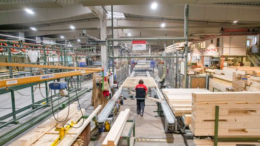 Vorschau Bild von Zusehen wie Fertighäuser, Fenster, Türen und Möbel
produziert werden. Am Tag der offenen Tür am 4. Mai ist das bei
HARTL HAUS alles möglich